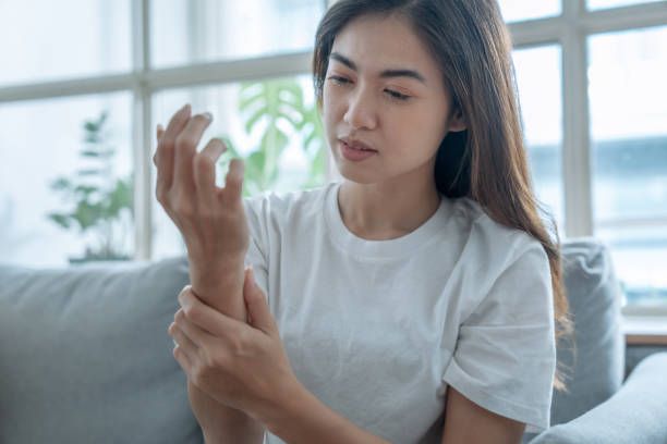Artrite reumatoide afeta mais frequentemente mulheres, a partir dos 30 anos. 